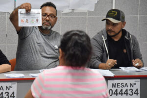 Encuesta a boca de urna en Perú arroja empate técnico: Fujimori mantiene leve ventaja sobre Sánchez