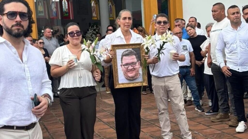 Entre velas y flores blancas: así fue el sentido adiós de Cristian Herrera, periodista judicial amenazado y asesinado en Cúcuta