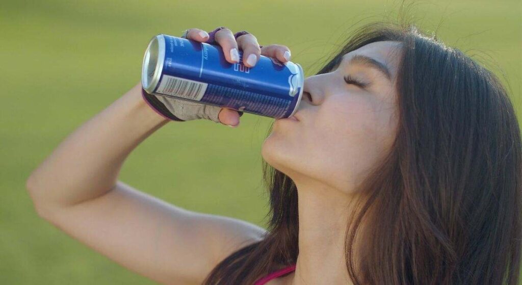 Es oficial: un estudio relaciona el consumo excesivo de bebidas energéticas con insomnio, erosión dental y molestias digestivas
