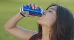 Es oficial: un estudio relaciona el consumo excesivo de bebidas energéticas con insomnio, erosión dental y molestias digestivas