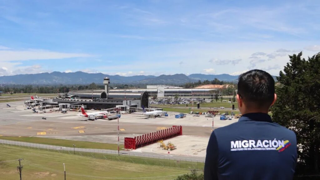 Escándalo en el aeropuerto de Medellín: expulsan a 21 estadounidenses de productora de