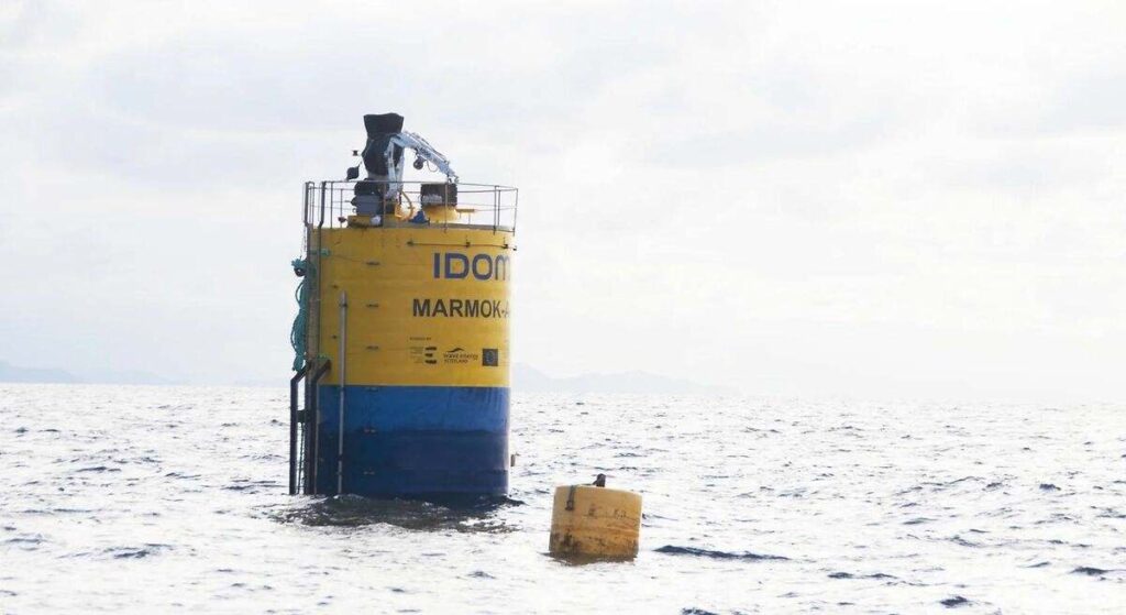 España busca en el mar su energía infinita: así funciona la boya de 42 metros que ya genera electricidad con las olas