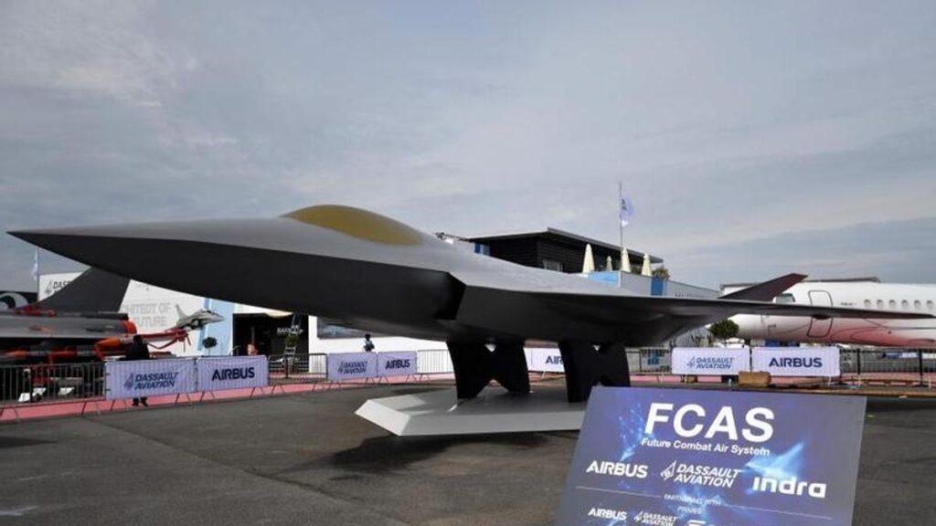 Unba maqueta de caza FCAS, mostrada en el aeropuerto de Le Bourget-París durante una feria internacional en 2023.