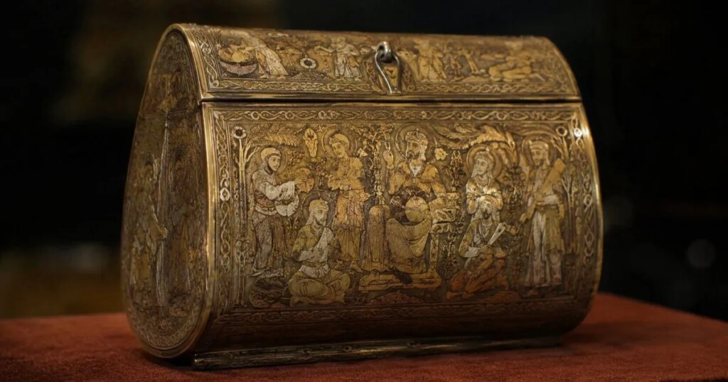 Este es uno de los primeros bolsos femeninos conservados: una joya de latón de hace 700 años que revela el poder de las élites medievales