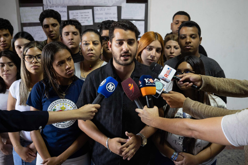 Estudiantes protestaron y evitaron una conferencia sobre Maduro en la UCV este #22Jun (IMÁGENES)