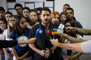 Estudiantes protestaron y evitaron una conferencia sobre Maduro en la UCV este #22Jun (IMÁGENES)