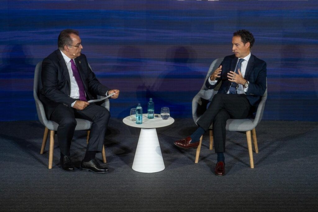 El representante del secretario general de la OTAN para la Vecindad Sur, Javier Colomina, conversa con Albert Sáez, director general de Contenidos y Relaciones Institucionales de Prensa Ibérica.