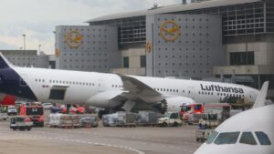 FRANKFURT LUFTHANSA | Colapsa el tren de aterrizaje de un Boeing 787 de Lufthansa en el aeropuerto de Frankfurt | elperiodico.com