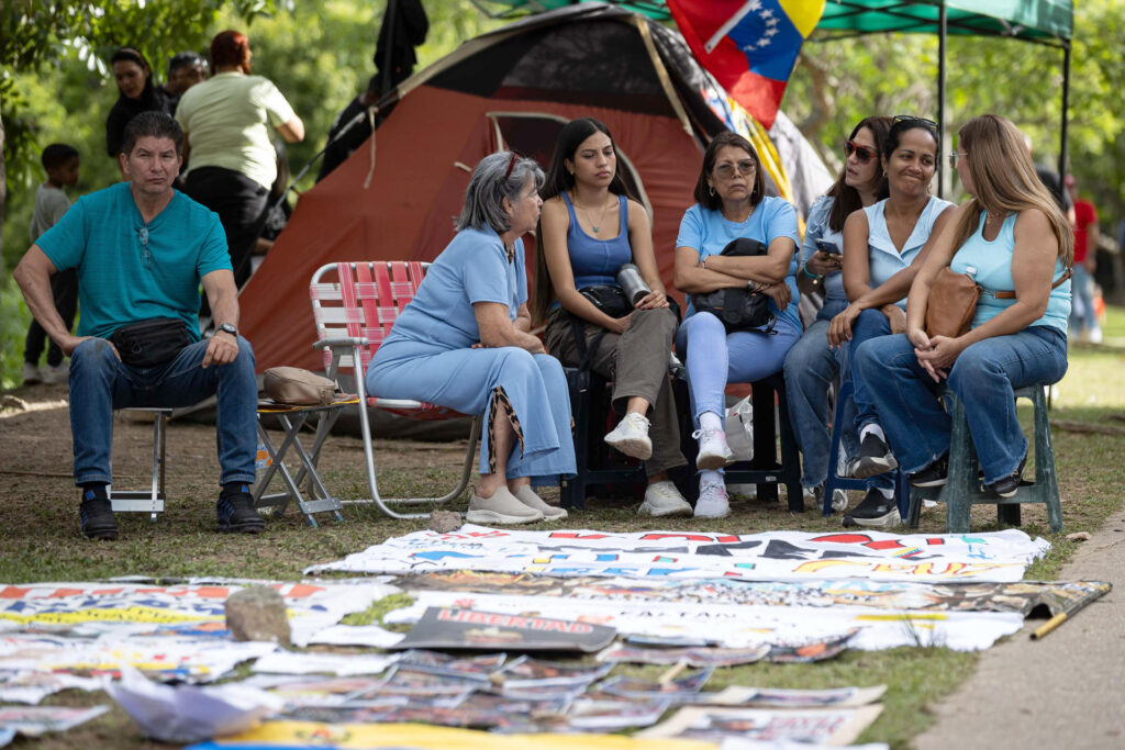 Familiares de presos políticos denuncian intimidación para levantar vigilia cerca de embajada de EEUU en Caracas