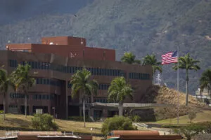 Familiares de presos políticos realizaron vigilia para pedir una reunión con John Barrett (VIDEO)