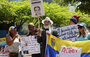 Familiares de presos políticos resisten presiones en embajada de EEUU