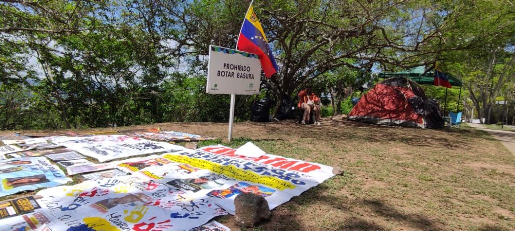 Familiares de presos políticos trasladan sus esperanzas a un campamento fuera de la embajada de EE. UU.