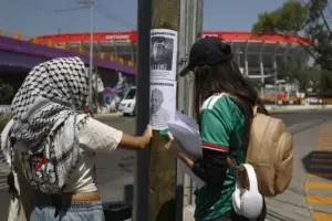 Familias de desaparecidos pegan fichas de búsqueda en el Estadio inaugural del Mundial