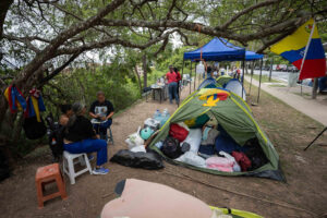 Familias de presos políticos se declaran en protesta por tiempo indefinido cerca de la Embajada de EEUU