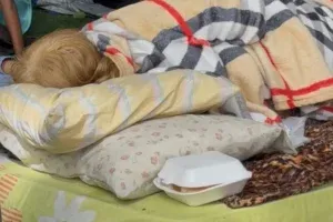 Familias en Caracas resisten entre carpas y colchones en aceras por temor a réplicas