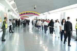 Fedecámaras y la OIM acuerdan planes de reinserción laboral para migrantes repatriados