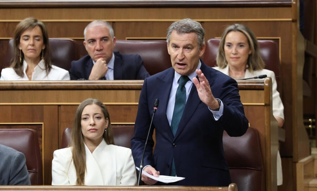 Feijóo critica que Zapatero siga sin explicar las joyas: "Quien blanquea una dictadura, puede blanquear capitales"