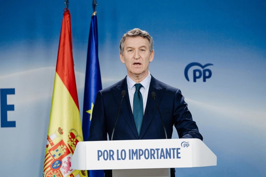 Feijóo dice que el Gobierno "está podrido" pero subraya que "todo está saliendo a la luz" porque la democracia funciona