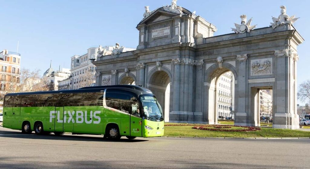 FlixBus se integra con ChatGPT para ayudar a planificar los viajes a los usuarios de autobús y tren