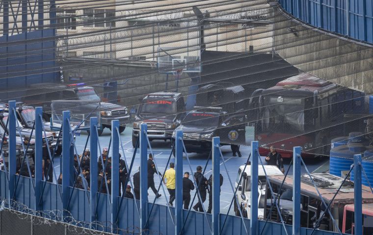 ¿Dónde están los detenidos? Foro Penal denuncia traslados clandestinos desde El Helicoide