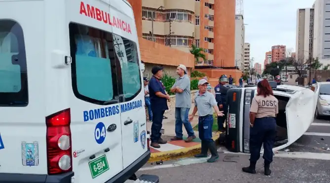 Fuerte impacto: choque en 5 de Julio deja una dama herida