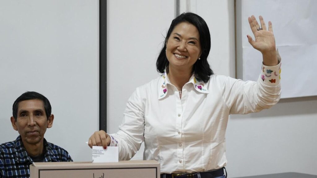 La candidata Keiko Fujimori vota en la segunda vuelta de Perú entre vítores de seguidores