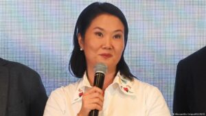 Fujimori mantiene leve ventaja de 0,006 % sobre Sánchez