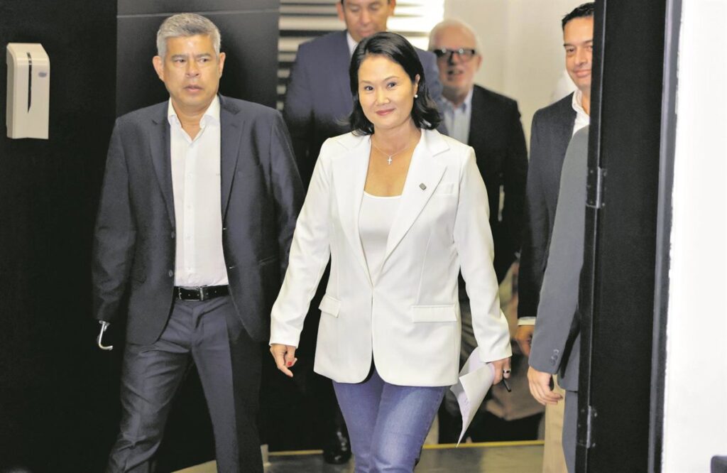 Fujimori mantiene una ventaja de apenas 1.300 votos sobre Sánchez en las presidenciales de Perú, con el 98,2% escrutado
