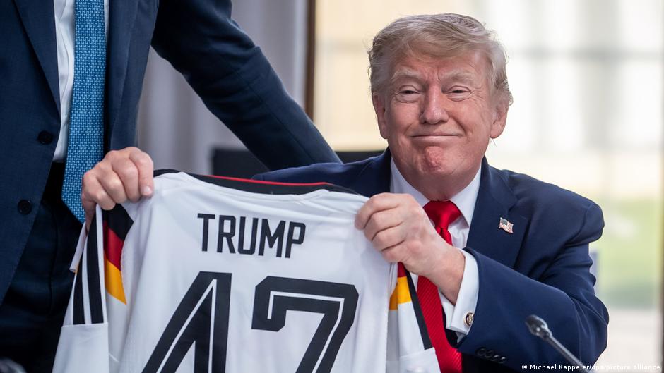 G7: Merz regala a Trump una camiseta de Alemania con el 47