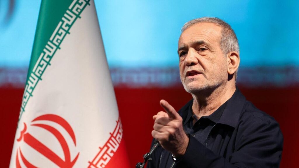 El presidente de Irán, Masud Pezeshkian, ofrece un discurso en Teherán. Eeeee