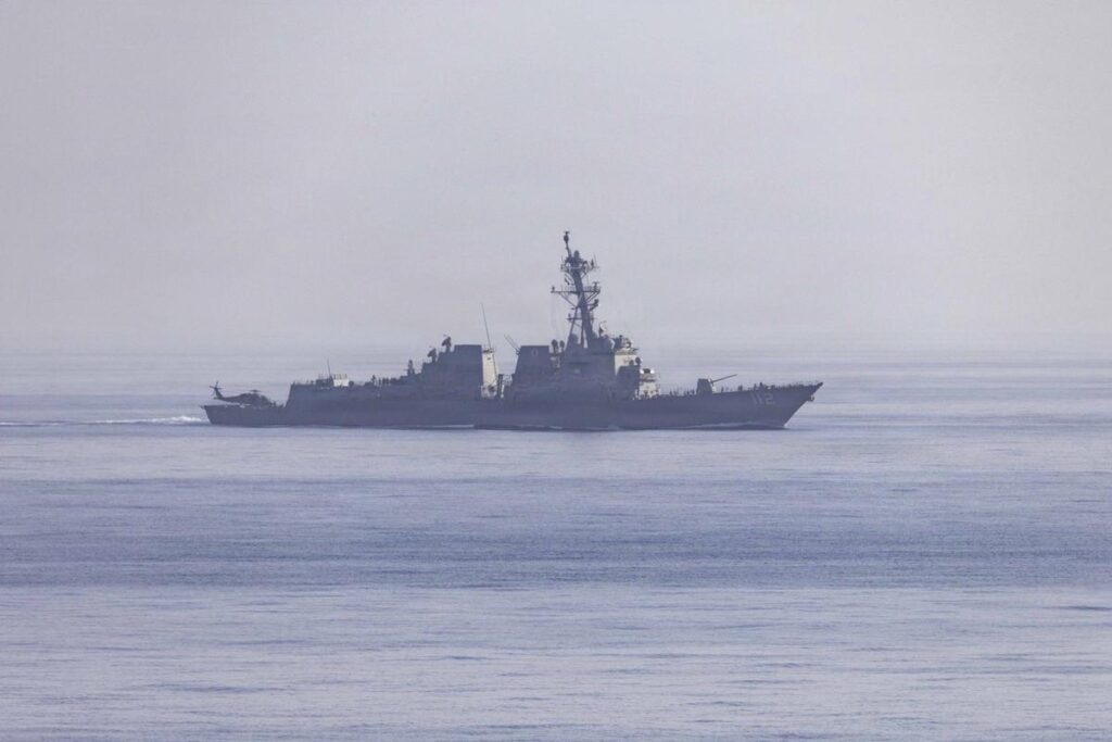 Archivo - Un destructor de la Armada de Estados Unidos desplegado en la misión de bloqueo del estrecho de Ormuz emprendida por Washington