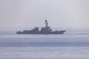 GUERRA IRÁN | El estrecho de Ormuz reabrirá más lentamente de lo que Trump promete: «Barcos del mundo, arranquen motores. ¡Que fluya el petróleo!» | elperiodico.com