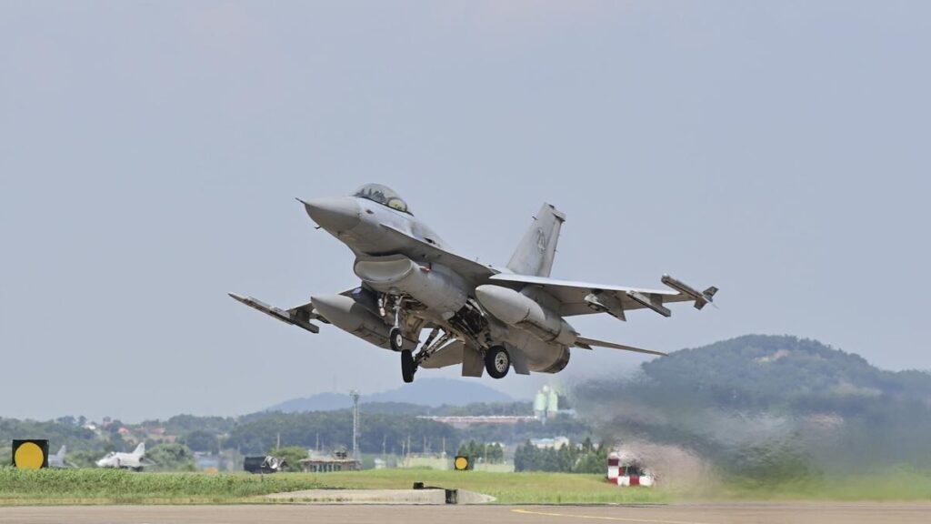 Un avión de combate F-16 despega durante unas maniobras.