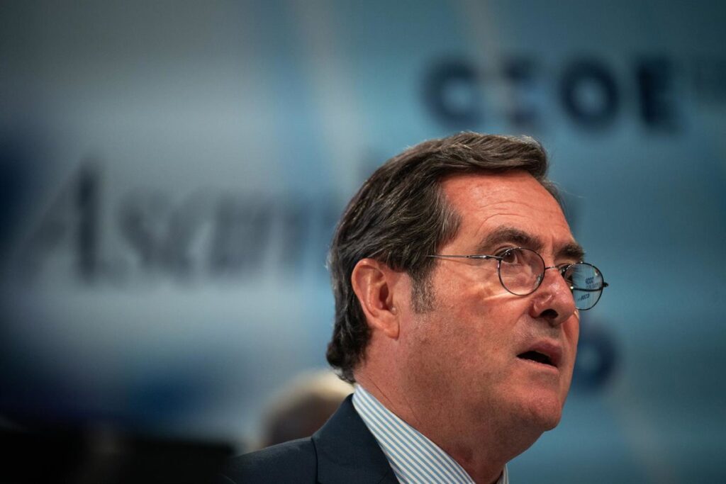 Garamendi avisa de "deriva institucional" en España y acusa a Trabajo de "asfixiar" con normativas
