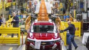 General Motors automatiza su fábrica eléctrica mientras 1.300 empleados siguen despedidos: así son los nuevos robots