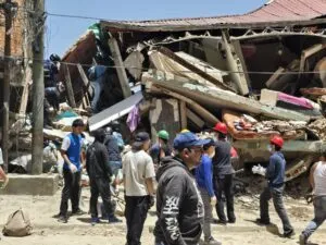 Gobierno admite 1430 muertos mientras se agota el tiempo para rescatar a víctimas de los terremotos • Crónica Uno