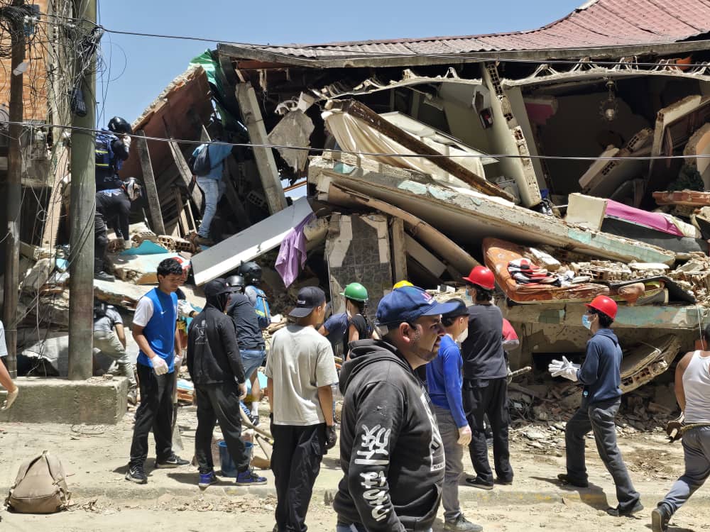 Gobierno admite 1430 muertos mientras se agota el tiempo para rescatar a víctimas de los terremotos • Crónica Uno