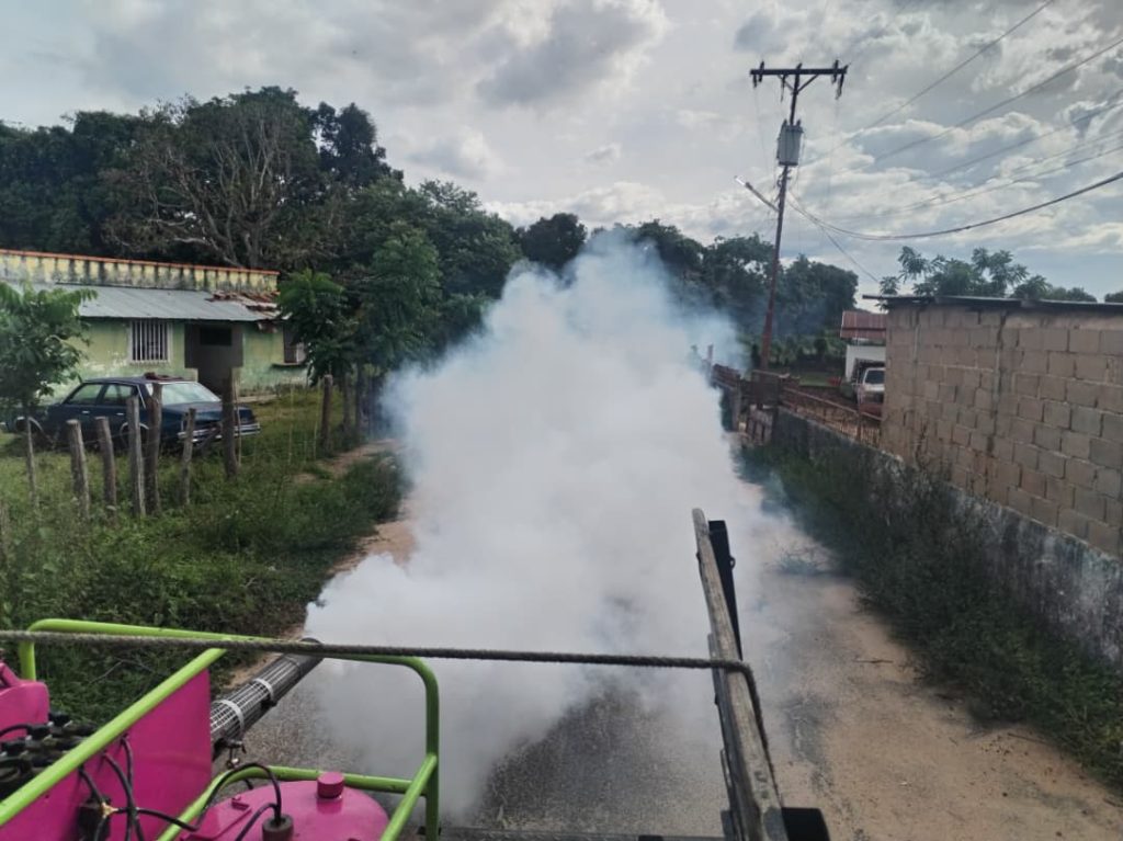 Gobierno municipal lleva jornada de fumigación a familias de El Mereyal