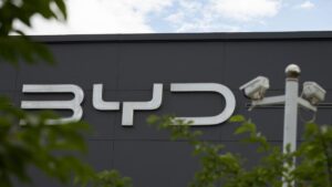 Guerra comercial | El fabricante chino de coches eléctricos BYD niega las acusaciones de EEUU de vínculos con el Ejército y anuncia medidas | elperiodico.com