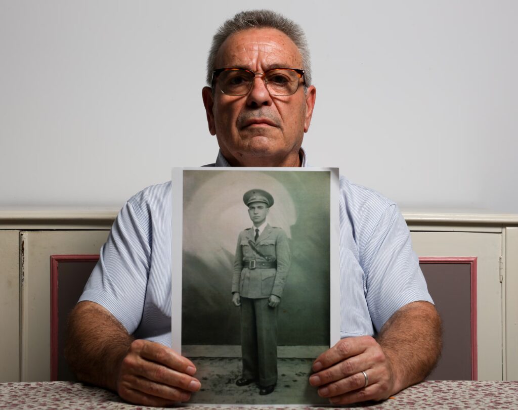 José Miguel Nogués posa con la foto de su abuelo Juan Antonio García Acero, asesinado en Gusen.