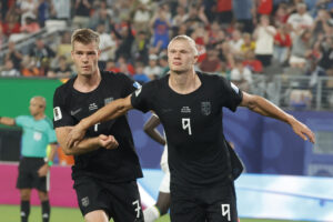 Haaland maca por partida doble y Noruega avanza en el Mundial