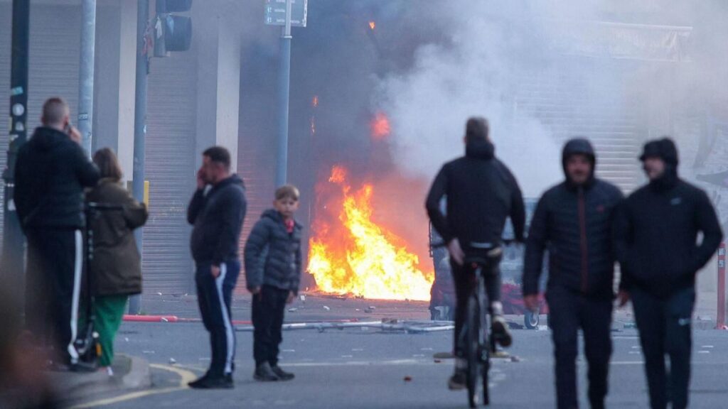 Un edificio en llamas en el centro de Belfast durante los disturbios por el apuñalamiento de un hombre a manos de un solicitante de asilo sudanés.
