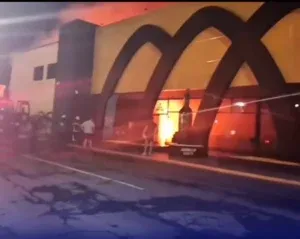 Incendio estructural consumió parte de Bodegón  en Naguanagua