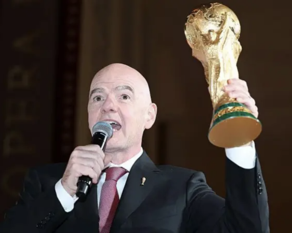 Infantino desata críticas al bromear sobre la ausencia de Italia en el Mundial