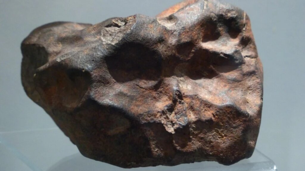 Intentaron sacar de Rusia un meteorito de casi tres toneladas haciéndolo pasar por adorno de jardín