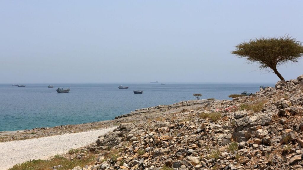 Barcos circulando por el Estrecho de Ormuz, en una imagen tomada este sábado desde la localidad de Khasab, al norte de Omán.