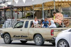 Israel escala sus ataques contra Tiro, la principal ciudad costera del sur del Líbano, y daña ruinas milenarias | elperiodico.com
