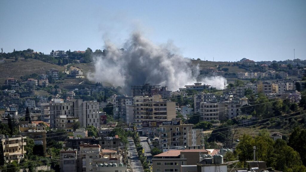 Vista de los bombardeos del ejercito israelí de este viernes sobre la ciudad de Nabatieh, en el sur de Líbano. EFE / Edgar Gutiérrez