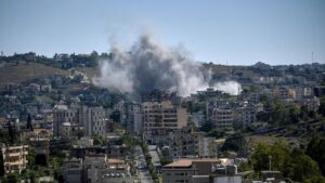 Israel reanuda sus ataques en Líbano con bombardeos que dejan ya seis muertos, entre ellos un militar | elperiodico.com