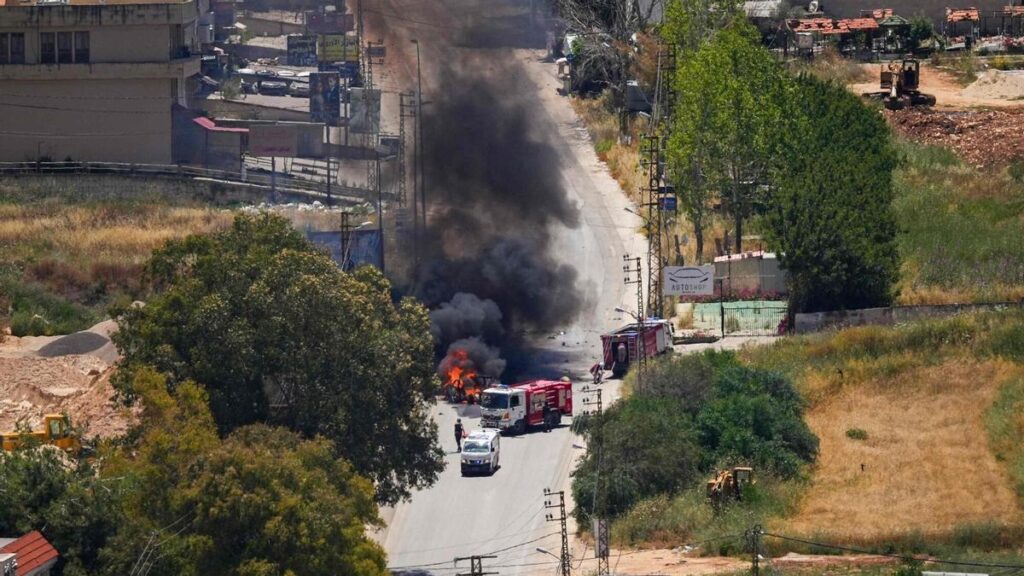 Un vehículo en llamas tras el ataque de un dron israelí en la ciudad libanesa de Nabatiye, este viernes.